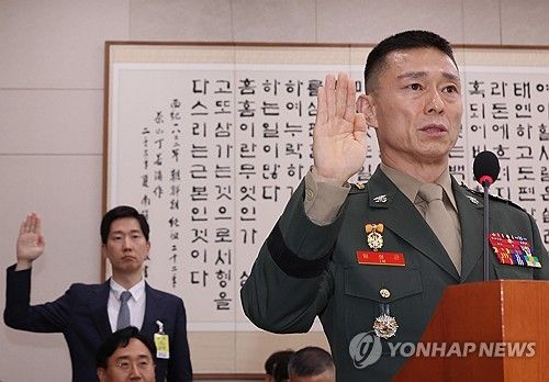 선서하는 임성근 전 사단장과 김규현 변호사