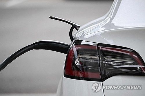 미국에서 테슬라 전기차를 충전하는 모습