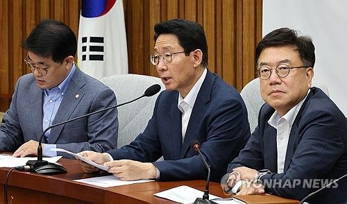 원내대책회의서 발언하는 김상훈 정책위의장