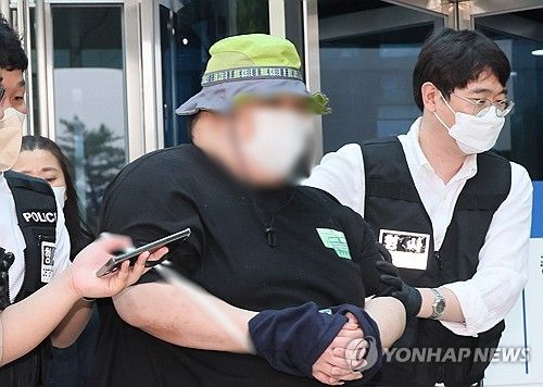 영장심사 뒤 법원 나서는 '서울역 칼부림 예고글' 30대