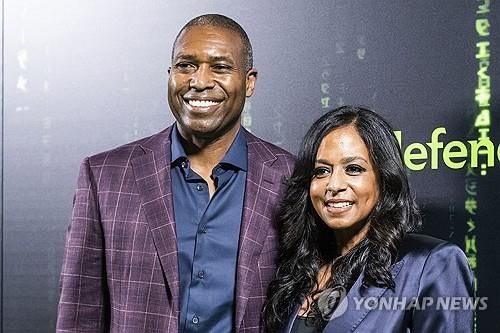 해리스 부통령의 동생인 마야 해리스(우)와 토니 웨스트 부부