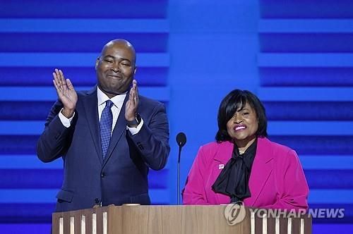 민주당 전당대회 위원장 무어(우)