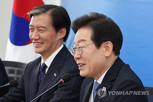 조국 대표와 대화하는 이재명 대표