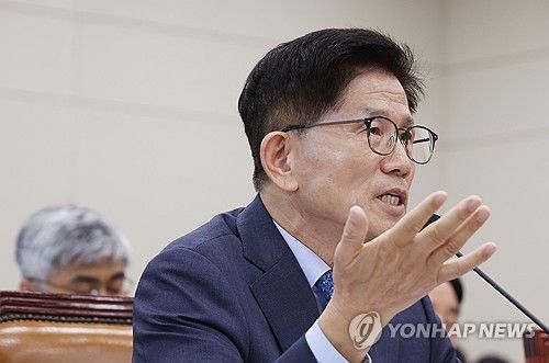 답변하는 김문수 경사노위 위원장