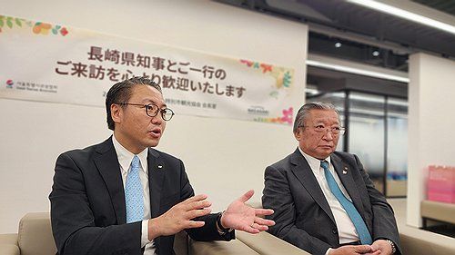 질문에 답하는 일본 나가사키현 지사