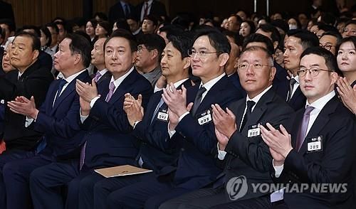 상공의 날 기념식, 박수치는 윤석열 대통령