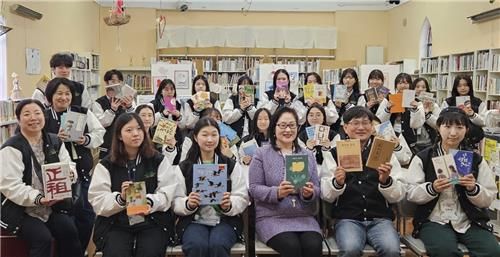 한글도서관에 도서 기증한 학생들