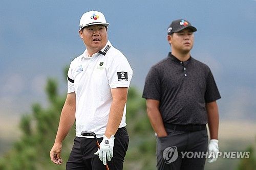 같은 조에서 경기한 김시우(오른쪽)와 임성재