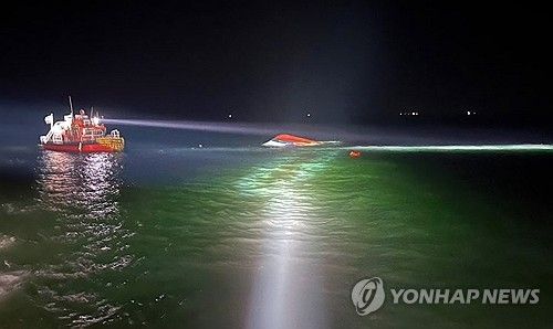 부안 앞바다서 어선 전복