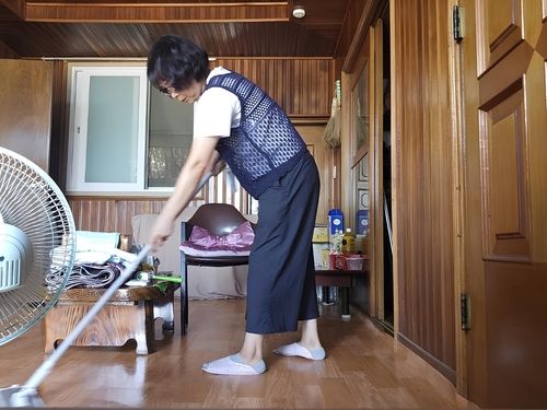 노인맞춤돌봄서비스 수행하는 생활지원사