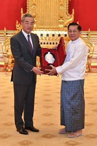 왕이 중국 외교부장과 흘라잉 미얀마군 최고사령관