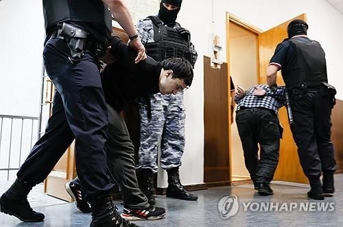 러시아 공연장 테러로 재판에 넘겨진 남성들 