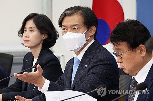 발언하는 조국 대표