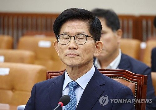 잠시 눈감은 김문수 고용노동부 장관 후보자