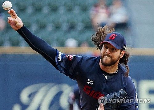 역투하는 롯데 선발 윌커슨