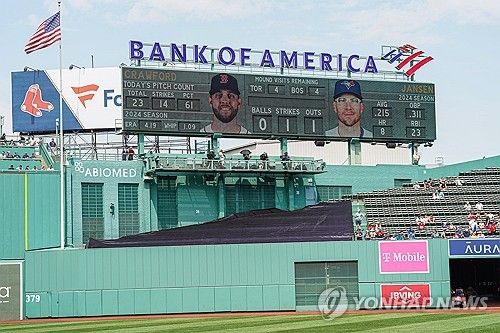 서스펜디드 경기 재개 전 잰슨이 토론토 소속이었음을 알린 펜웨이파크 전광판 