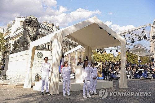 파리 패럴림픽 성화 봉송 