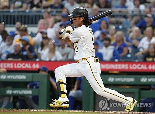 3회초 타격하는 배지환