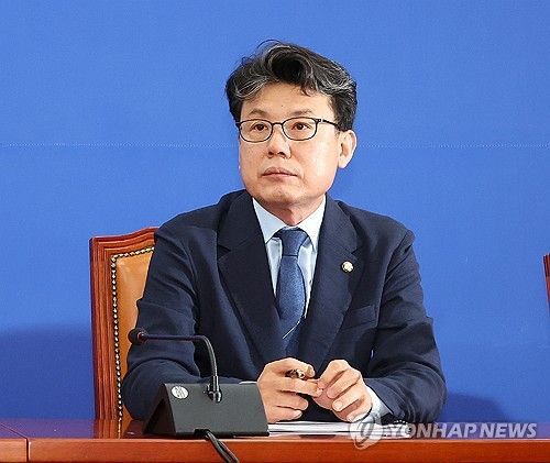 발언 경청하는 진성준 정책위의장