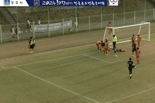 쓰러진 어린이 축구 선수