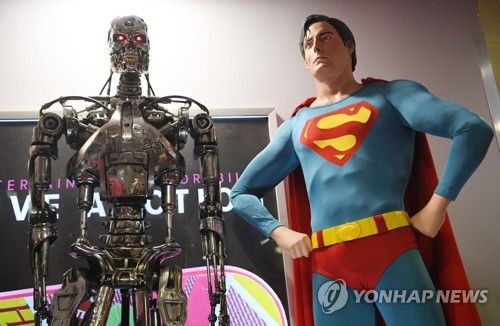 2018년 영국 런던에 전시된 '슈퍼맨' 의상 