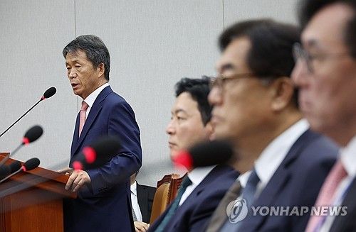 답변하는 김용원 인권위 상임위원