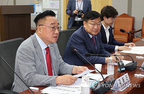 AI·반도체 특위에서 발언하는 고동진 위원장
