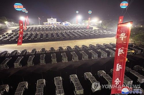 김정은, 신형 전술탄도미사일발사대 인계인수 기념식 참석