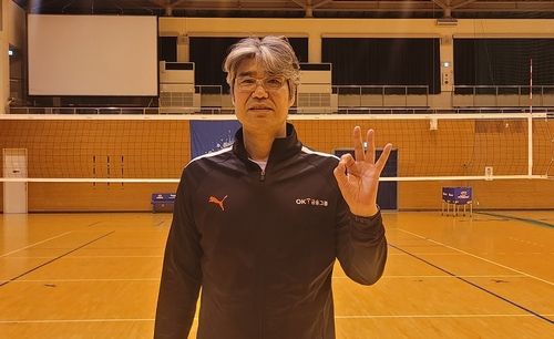 인터뷰하는 오기노 OK저축은행 감독