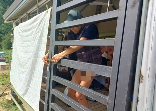 쇠창살에 갇힌 피해 장애인 