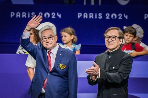 패럴림픽 태권도장 찾은 청룽(오른쪽)