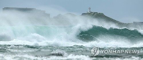 거센 파도 밀려오는 섭지코지 해안