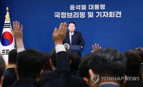 질문받는 윤석열 대통령