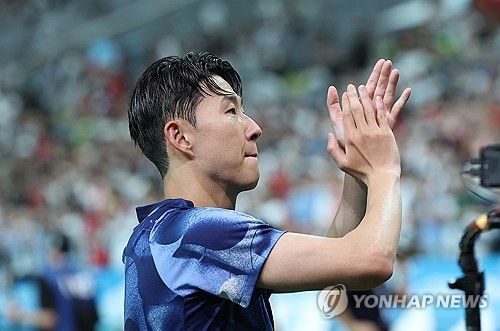 인사하는 손흥민