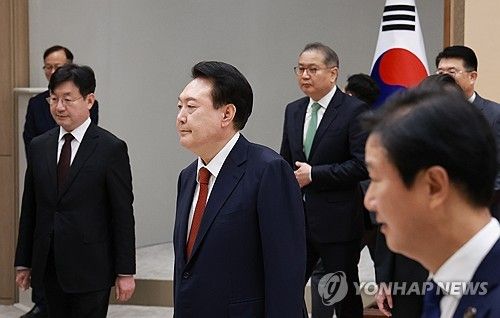 임명장 및 신임장 수여식 마친 윤석열 대통령