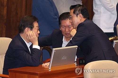 정청래·박성준과 대화하는 이재명