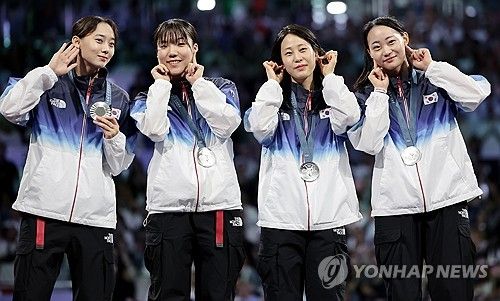 귀걸이 세리머니하는 우리 선수들