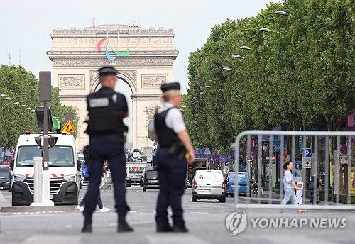 지난달 19일(현지시간) 오전 프랑스 파리 샹젤리제 거리에서 현지 경찰이 콩코드 광장으로 향하는 차량을 통제하고 있다