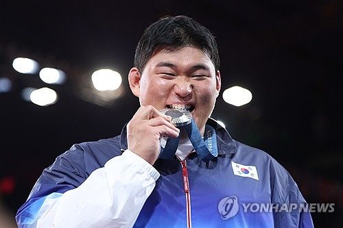 메달 깨물어보는 김민종