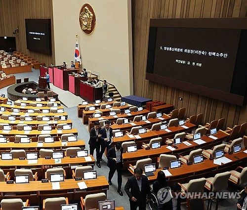 이진숙 방통위원장 탄핵안 상정...여당 퇴장