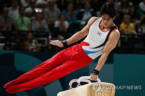 안마를 짚고 회전 동작을 이어가는 허웅 