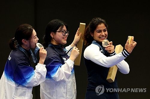 '빅토리 셀피' 촬영하는 사격 여자 10m 공기권총 선수들