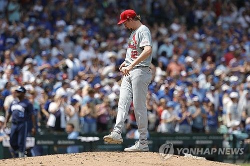 답답한 듯 마운드를 차는 에릭 페디