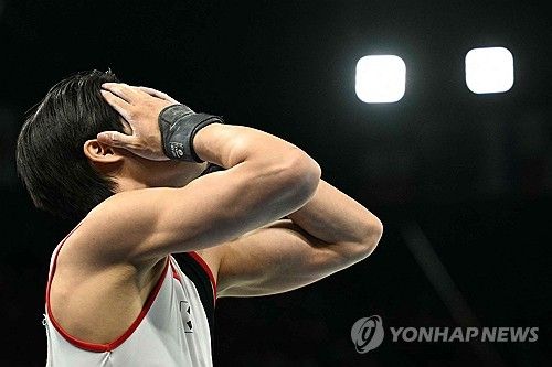 안마에서 실수 후 손으로 얼굴을 감싸고 자책하는 허웅 