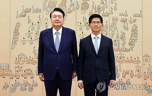 윤석열 대통령, 김문수 고용노동부 장관 임명장 수여