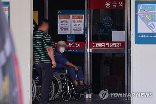 응급실 앞 순서 기다리는 환자