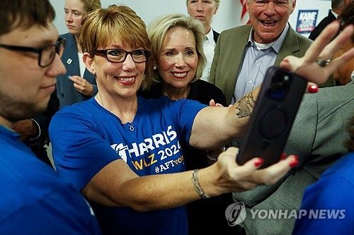 지지자들과 사진을 찍는 그웬 월즈 여사(중앙)