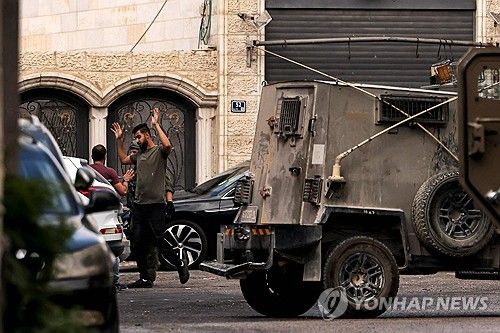 팔레스타인 서안지구 헤브론에서 검문 받는 시민