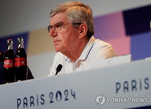 기자회견에 참석한 토마스 바흐 IOC 위원장