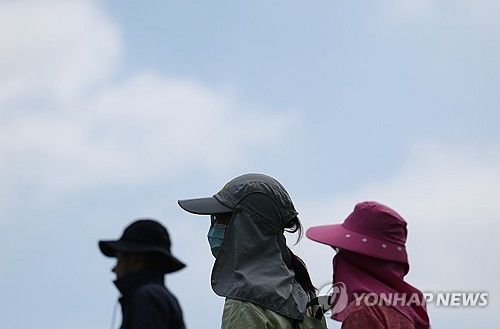 '햇빛 가릴 모자가 필요해'